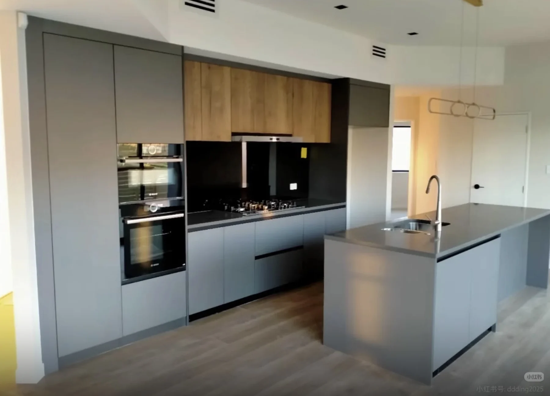 Grey & timber kitchen