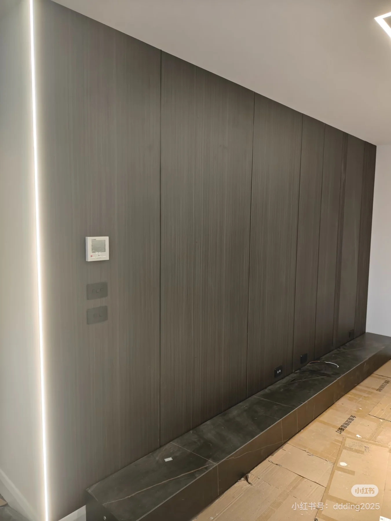 Dark wall panel details